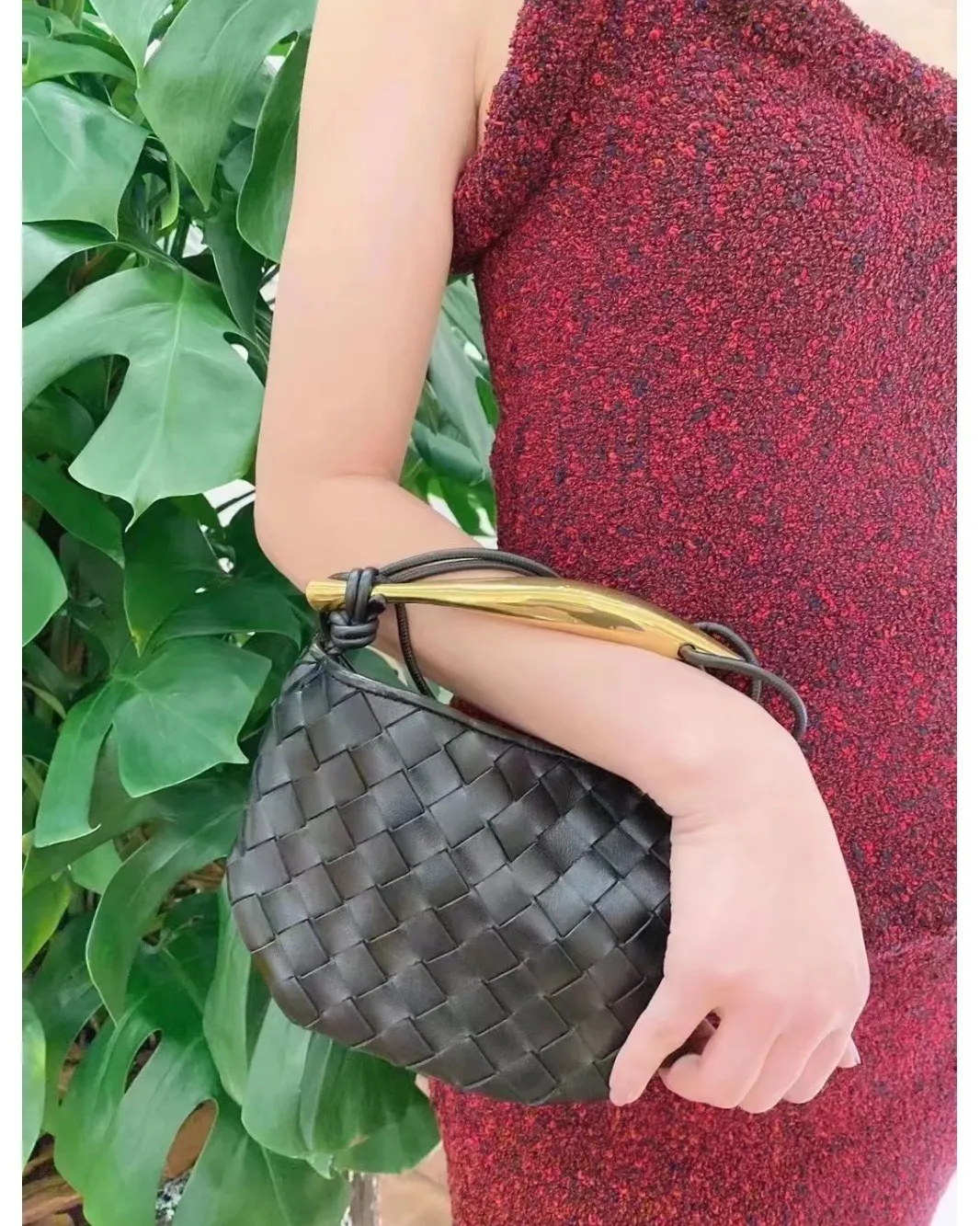 Take it to a party or dinner, it’s just the right amount of luxury and elegance~